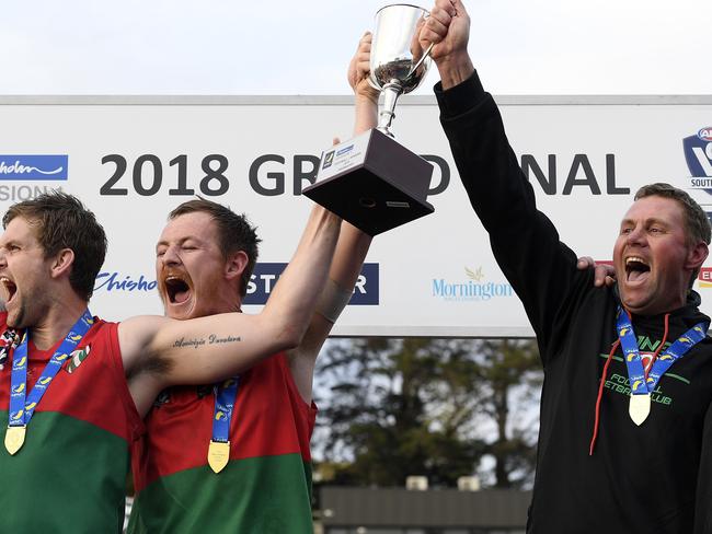 Paddy Swayn (right) lifts the 2018 premiership cup with Tim Bongetti (left) and Beau Hendry. Picture: Andy Brownbill)