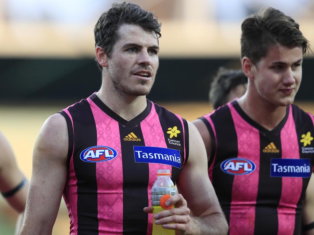 Isaac Smith in the 2017 Pink Ribbon guernsey. Picture: AAP Image