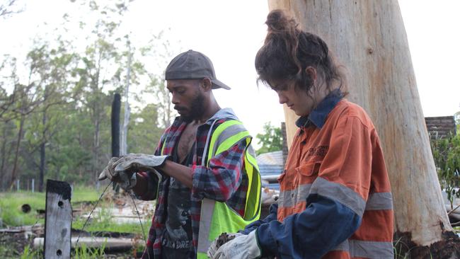 Backpackers Hannah Jackson and Kristian Fernandez-Brown helped rebuild fences with BlazeAid in Nana Glen after the 2019 bushfires.