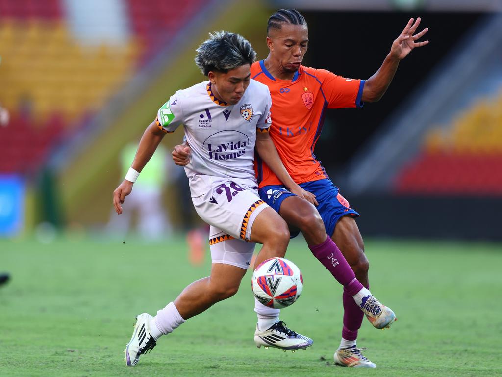 Khoa Ngo of Glory and Antonee Burke-Gilroy of the Roar compete for the ball. Picture: Chris Hyde/Getty Images