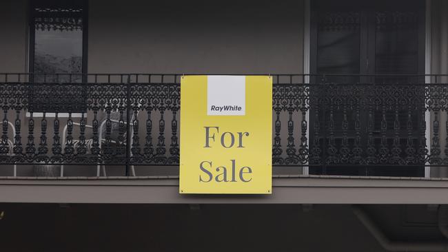 SYDNEY, AUSTRALIA - NewsWire Photos MARCH 11, 2021: A for sale sign on a house in Milsons Point.Picture: NCA NewsWire / Damian Shaw