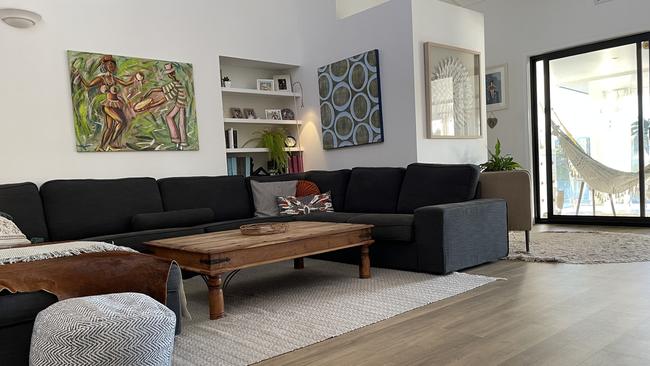 The loungeroom.
