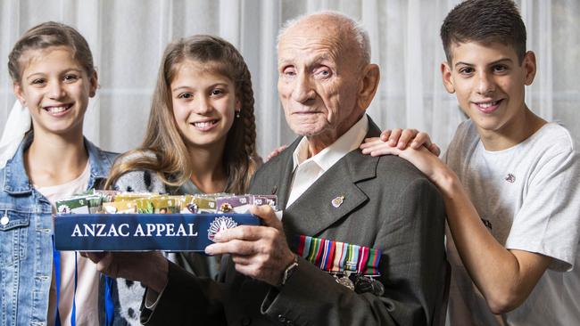 95-year-old Alexander Phillpotts with his great-grandchildren (L-R) Ruby, Charlotte (both 11) and Zach (14) ahead of Anzac Day. Picture: Aaron Francis