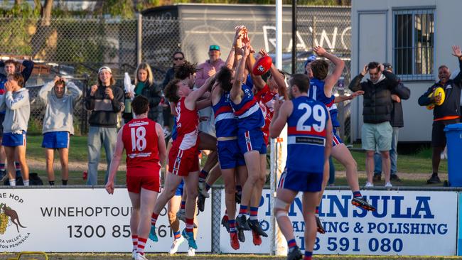 The siren sounds as Mornington and Sorrento draw. Picture: Craig Barrett