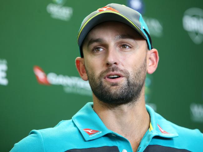 <a capiid="6b7ca33046cc6dac9c640832e1e60cd1" class="capi-video">Clarke calls out Aus 'style'</a>                     Nathan Lyon has been criticised by former England captain Michael Vaughan