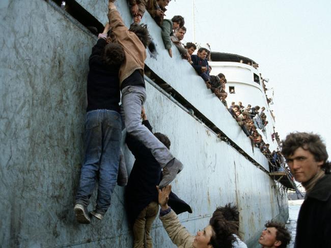 Europe migrant crisis ship photo is actually of 1991 Albanian refugees ...