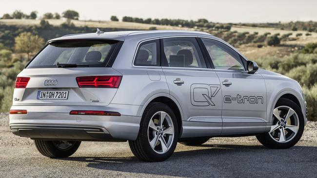 Q7 E-Tron: Fuel flap on one side, charge point on the other