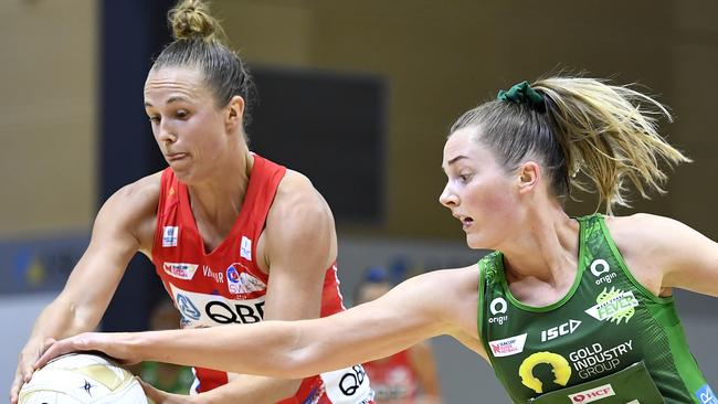 Alice Teague-Neeld stick close to Paige Hadley in the Swifts match against Fever.