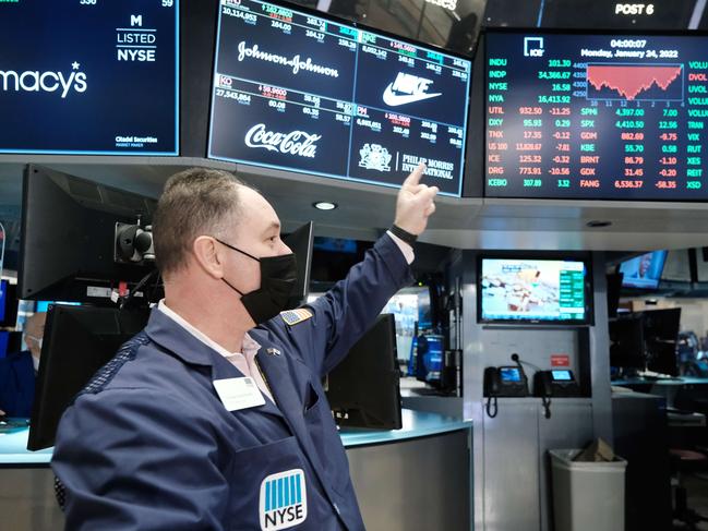 NEW YORK, NEW YORK - JANUARY 24: A trader claps on the floor of the New York Stock Exchange (NYSE) as the Dow Jones Industrial Average turns positive on January 24, 2022 in New York City. Stocks fell again in early trading on Monday but rebounded late in the trading session to gain just over 100 points by the days end.   Spencer Platt/Getty Images/AFP == FOR NEWSPAPERS, INTERNET, TELCOS & TELEVISION USE ONLY ==