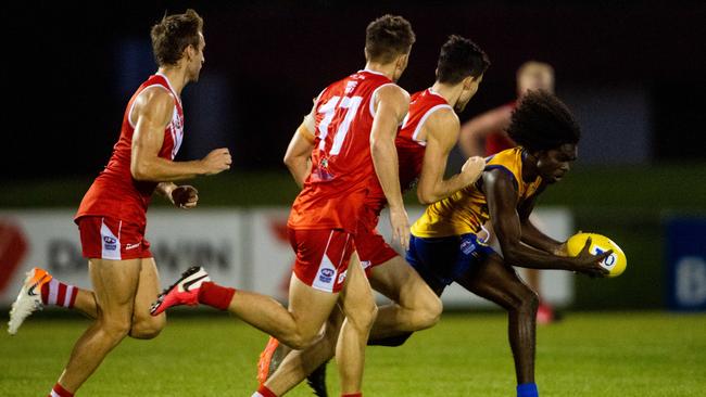 Dray Thompson outruns the a pack of Tahs.2020/21 TIO NTFL MenÃs Premier League Ã Round 9: Waratah vs Wanderers.Picture: Che Chorley