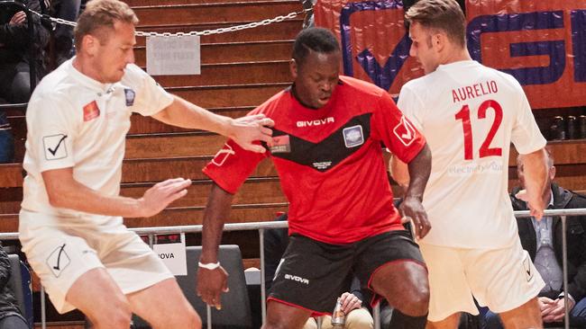 Manchester United's Louis Saha moving between Liverpool's Jan Kromkamp and Fabio Aurelio at the Titanium Security Arena in Findon, Saturday, July 22, 2017. (AAP Image/MATT LOXTON)