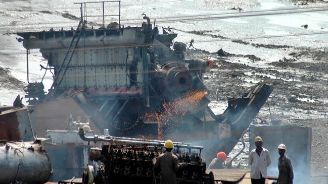 Workers dismantle a ship at a ship breaking yard in Alang, in the western state of Gujarat, Mar 13, 2006. Photo: Ajit/Solanki / AP.