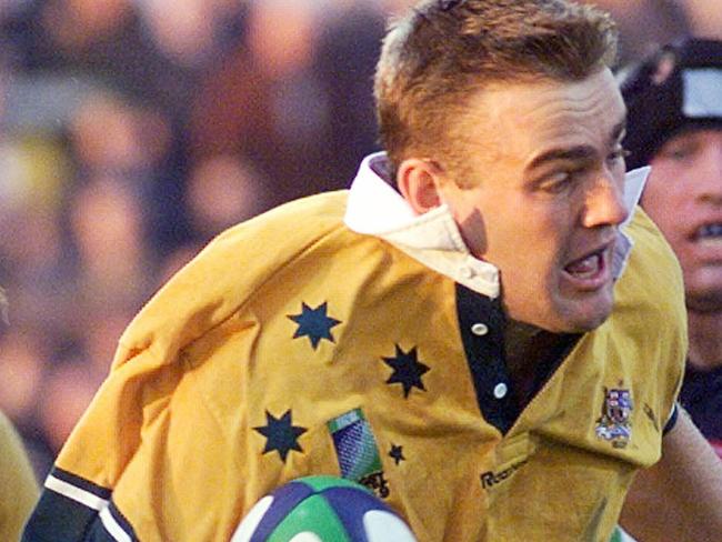 OCTOBER 14, 1999 : Wallabies Chris Latham (ball) shrugs off Alec Parker during Australia v USA World Cup game at Thormond Park Stadium in Limerick, Ireland, 14/10/99. Rugby Union A/CT