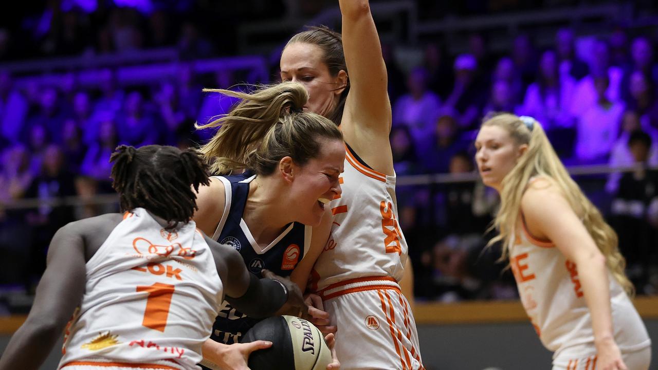 GEELONG, AUSTRALIA - OCTOBER 30: Keely Froling of Geelong United drives to the basket against Alicia Froling of the Townsville Fire and Nya Lok of the Townsville Fire during the round one WNBL match between Geelong United and Townsville Fire at The Geelong Arena, on October 30, 2024, in Geelong, Australia. (Photo by Kelly Defina/Getty Images)