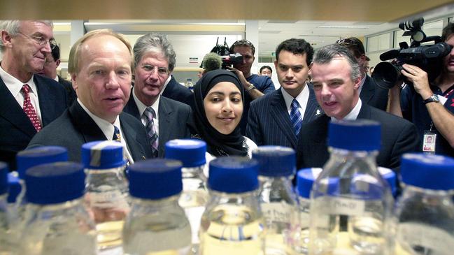 Former premier Peter Beattie (L) at the new Queensland Bioscience Precinct in 2003. (AAP Image/Dave Hunt)