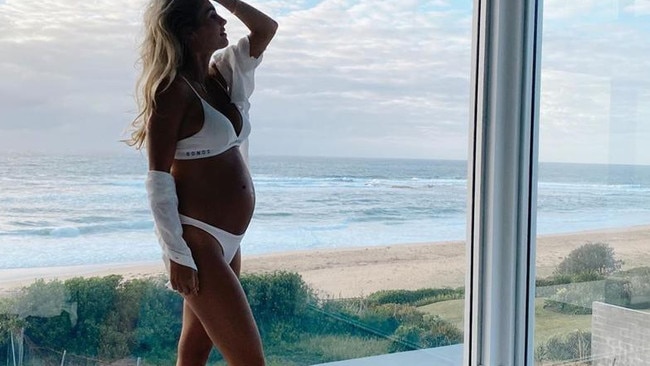 Elyse Knowles flaunts her baby bump. Picture: Instagram