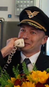 Flight captain proposes to stewardess girlfriend over flight PA