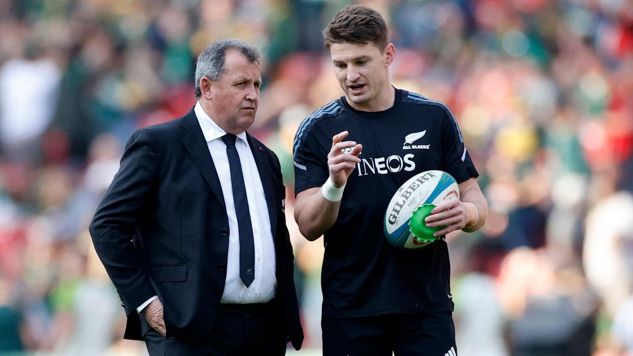 ian New Zealand's coach Ian Foster (L) speaks with New Zealand's fullback Jordie Barrett ahead of the Rugby Championship international rugby match between South Africa and New Zealand at Emirates Airline Park in Johannesburg on August 13, 2022. (Photo by PHILL MAGAKOE / AFP)