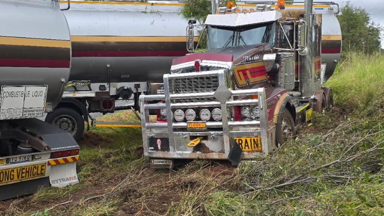 Capricorn Highway closed after truck hits tree