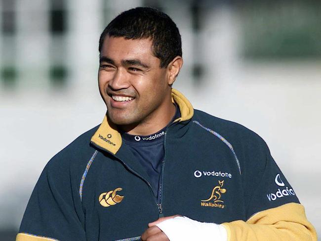 Rugby player Toutai Kefu at Australia Wallabies training 24 Jun 2002. broken hand