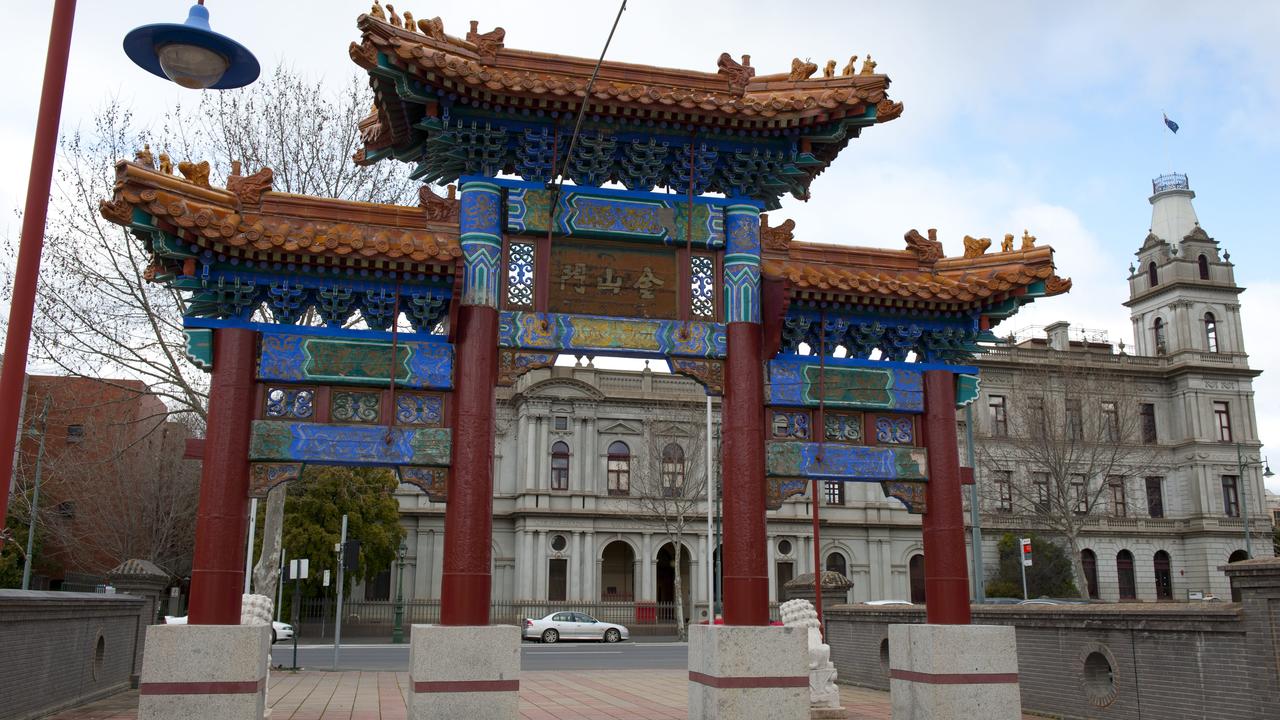 Chinese history and culture is now celebrated. In Bendigo, a Chinese archway near the Golden Dragon Museum stands in front of a grand Gold Rush-era building.