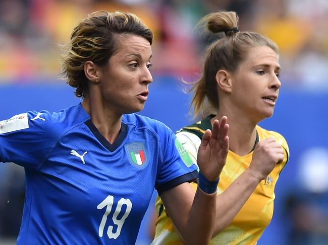 VALENCIENNES, FRANCE - JUNE 09: Valentina Giacinti (R) of Italy and Elise Kellond-Knight of Australia compete for the ball during the 2019 FIFA Women's World Cup France group C match between Australia and Italy at Stade du Hainaut on June 09, 2019 in Valenciennes, France. (Photo by Tullio M. Puglia/Getty Images)