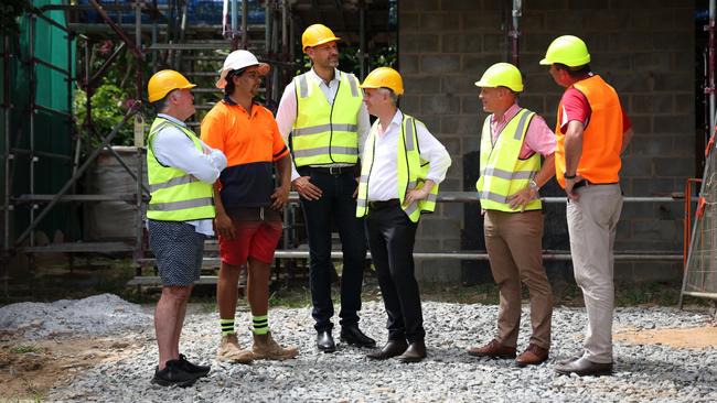 Cairns MP Michael Healy, Labor Leichhardt candidate Matt Smith, federal skills and training minister Andrew Giles, Labor Mulgrave candidate Richie Bates and Barron River MP Craig Crawford announce an additional 4100 fee-free TAFE placements for construction courses while visiting an 18 social home construction site in Cairns.