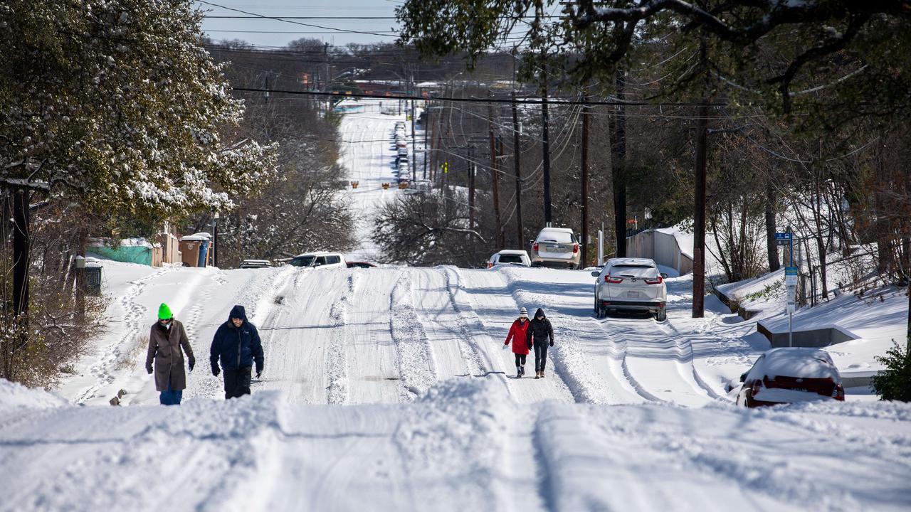 Pejalan kaki berjalan di jalan yang licin di East Austin, Texas setelah badai salju yang parah. Gambar: Montinique Monroe / Getty Images / AFP