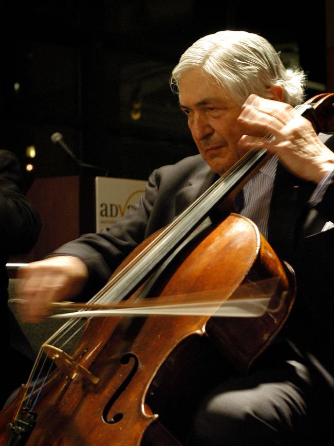 Wolfensohn playing cello to a crowd of around 100 members of Advance Australian Professionals in America in 2003.