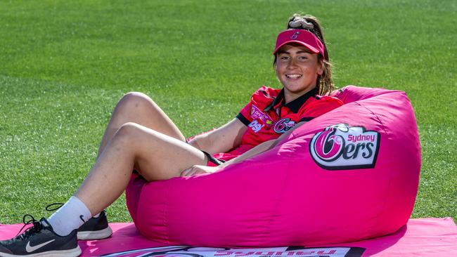 Central Coast cricketer is the fifth teenager to sign with the Sixers.