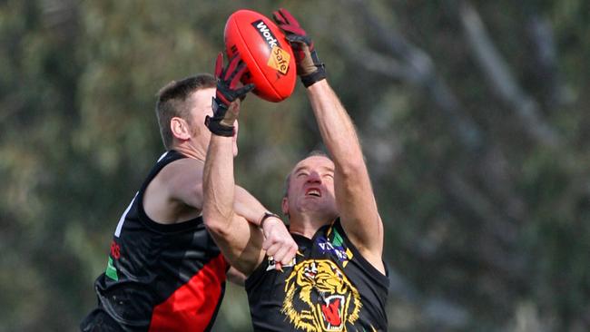 Dromana's Simon Goosey marks in front of his Frankston Bombers opponent in 2007.