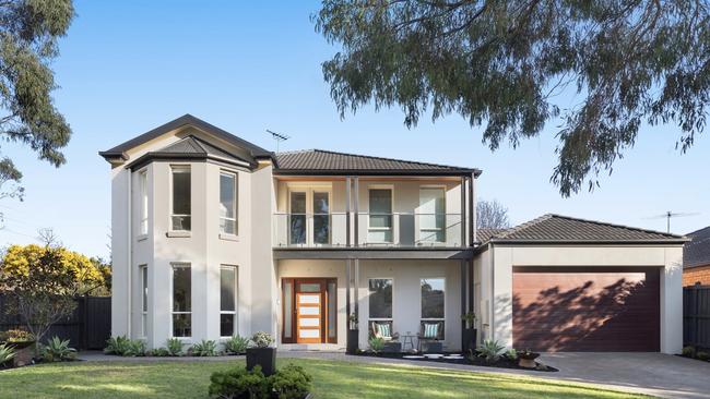 Four keen active bidders attempted to score the keys to 6 Hanlon Close, Mordialloc this weekend.