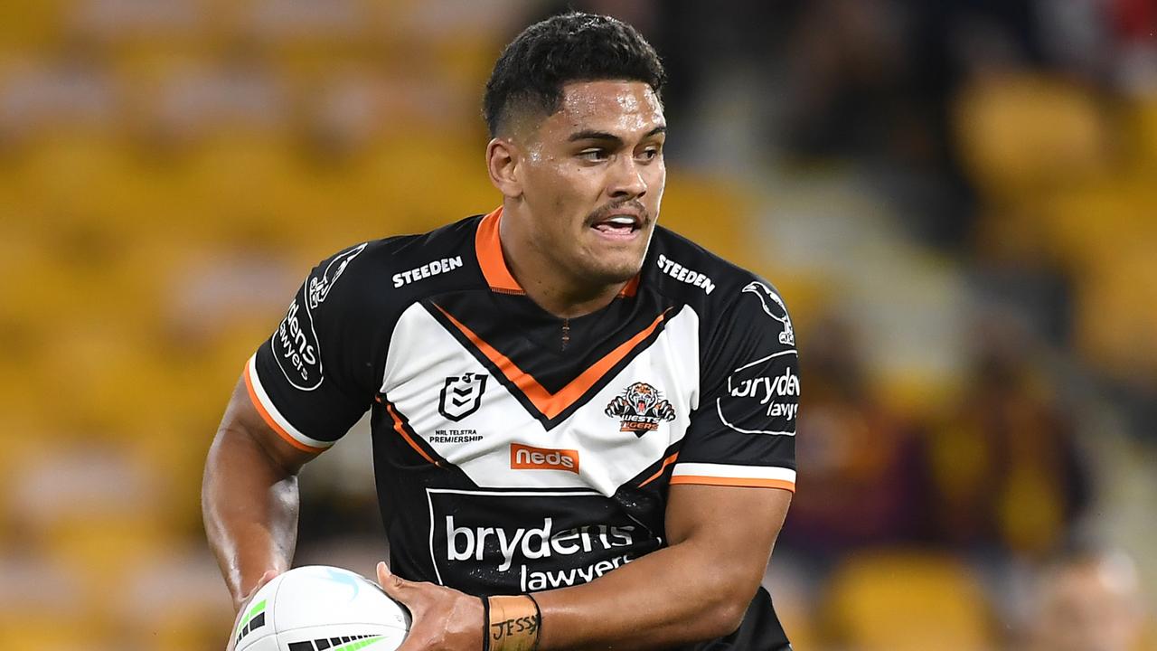BRISBANE, AUSTRALIA - JULY 30: Shawn Blore of the Tigers controls the ball under pressure from Sean O'Sullivan of the Warriors during the round 20 NRL match between the Wests Tigers and the New Zealand Warriors at Suncorp Stadium, on July 30, 2021, in Brisbane, Australia. (Photo by Albert Perez/Getty Images)