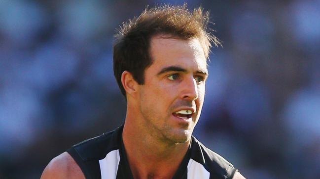 MELBOURNE, AUSTRALIA - APRIL 25: Anzac Medallist Steele Sidebottom of the Magpies looks upfield during the round five AFL match between the Collingwood Magpies and the Essendon Bombers at Melbourne Cricket Ground on April 25, 2016 in Melbourne, Australia. (Photo by Michael Dodge/Getty Images)