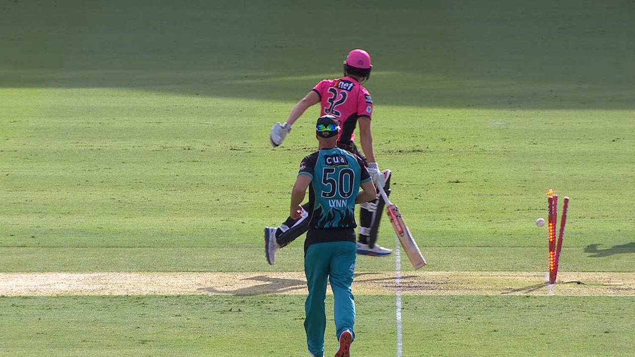 Sydney Sixers have extended the Brisbane Heat’s BBL winless streak to three games despite this moment of madness from Justin Avendano. 