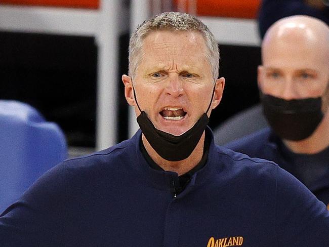 SAN FRANCISCO, CALIFORNIA - MARCH 23: Head coach Steve Kerr of the Golden State Warriors complains about a call during their game against the Philadelphia 76ers at Chase Center on March 23, 2021 in San Francisco, California. NOTE TO USER: User expressly acknowledges and agrees that, by downloading and or using this photograph, User is consenting to the terms and conditions of the Getty Images License Agreement.   Ezra Shaw/Getty Images/AFP == FOR NEWSPAPERS, INTERNET, TELCOS & TELEVISION USE ONLY ==