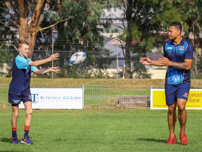 Flynn passes on a few tips to Israel Folau.