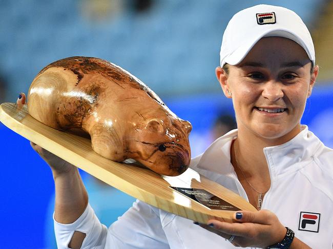 Australia's Ashleigh Barty poses with her trophy after winning the Yarra Valley Classic women's singles final tennis match against Spain's Garbine Muguruza in Melbourne on February 7, 2021. (Photo by Paul CROCK / AFP) / -- IMAGE RESTRICTED TO EDITORIAL USE - STRICTLY NO COMMERCIAL USE --