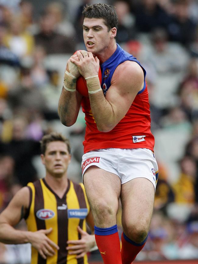 Jonathan Brown marks on the lead against Hawthorn.