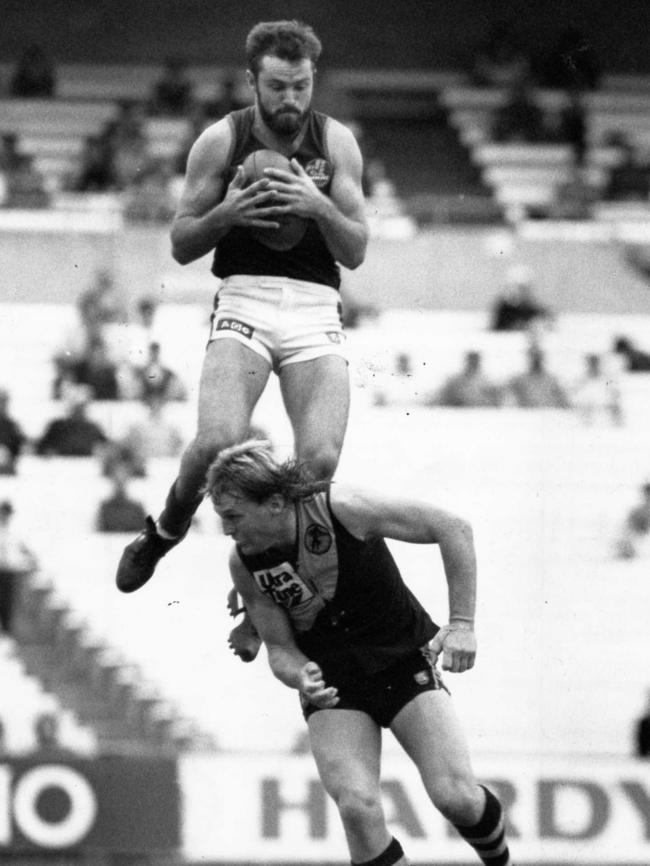 Norwood’s Roger Murdoch takes a high mark over Glenelg’s Scott Salisbury in 1989.