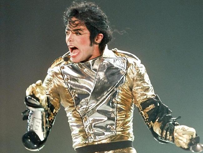 le chanteur amÃ©ricain Michael Jackson se produit sur scÃ¨ne, le 25 Juin au stade Gerland Ã  Lyon, devant prÃ¨s de 25 000 personnes lors d'un concert qui dÃ©marre sa tournÃ©e franÃ§aise intitulÃ©e "HIStory World TourII". (IMAGE NUMERIQUE) (Photo by PASCAL GEORGE / AFP)