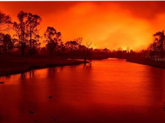 Photograph taken by Stanthorpe resident Keith Barnett on the afternoon of the September bushfires.