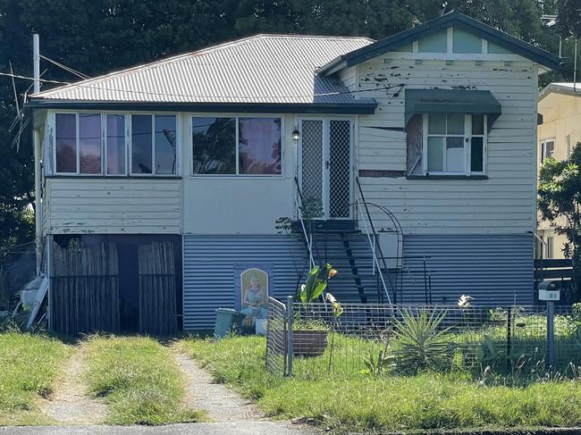 Police investigated a property on Grendon St in North Mackay after it was alleged a woman held a 29 year old male against his will. Photo: Fergus Gregg