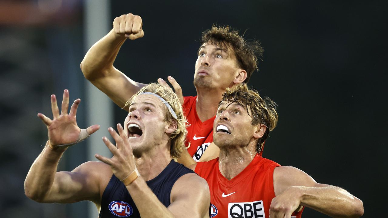 Carlton’s Tom De Koning and Sydney's Lachlan McAndrew and Dane Rampe compete for the ball.