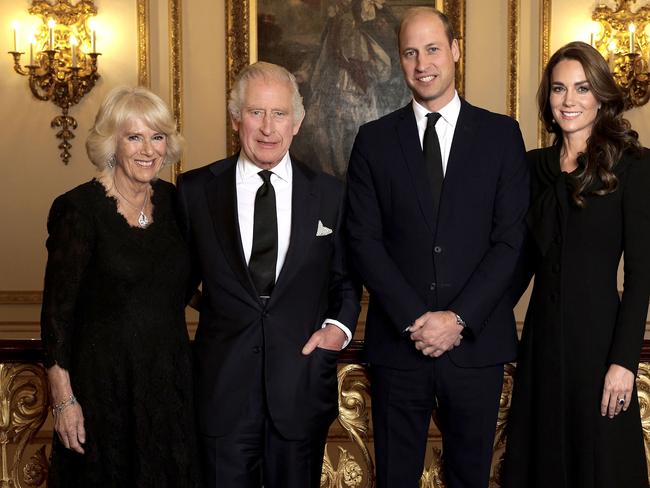 A handout image released by Buckingham Palace on October 1, 2022, shows (L-R) Britain's Camilla, Queen Consort, Britain's King Charles III, Britain's Prince William, Prince of Wales and Britain's Catherine, Princess of Wales posing for a photograph inside Buckingham palace on September 18, 2022. (Photo by CHRIS JACKSON / BUCKINGHAM PALACE / AFP) / RESTRICTED TO EDITORIAL USE - MANDATORY CREDIT "AFP PHOTO / CHRIS JACKSON / GETTY IMAGES / BUCKINGHAM PALACE " - NO MARKETING - NO ADVERTISING CAMPAIGNS - NO DIGITAL ALTERATION ALLOWED  - DISTRIBUTED AS A SERVICE TO CLIENTS - NOT TO BE USED AFTER OCTOBER 14 2022 /