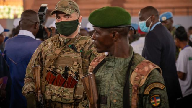 A private security guard from the Russian group Wagner (L) stands next to a Central African Republic soldier during a rally in Bangui. Picture: AFP.