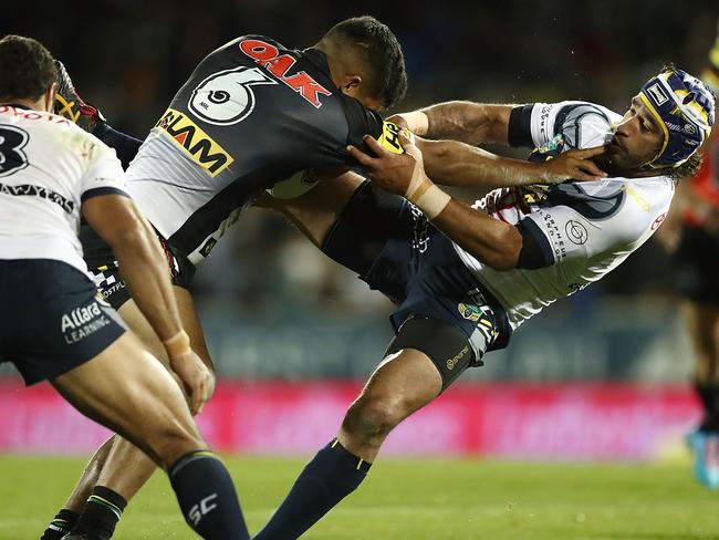 Tyrone Peachey struggles to break free of Johnathan Thurston. Picture: Getty Images