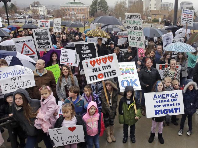 ‘Sister Wives’ protest in Salt Lake City, Utah to be polygamous | news ...