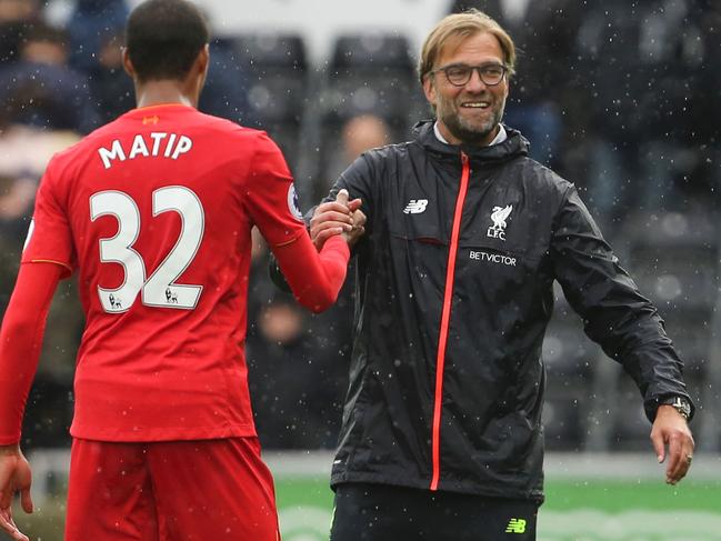 Liverpool's German manager Jurgen Klopp (R) shakes hands with Liverpool's German-born Cameroonian defender Joel Matip (L) at the end of the English Premier League football match between Swansea City and Liverpool at The Liberty Stadium in Swansea, south Wales on October 1, 2016. / AFP PHOTO / GEOFF CADDICK / RESTRICTED TO EDITORIAL USE. No use with unauthorized audio, video, data, fixture lists, club/league logos or 'live' services. Online in-match use limited to 75 images, no video emulation. No use in betting, games or single club/league/player publications. /