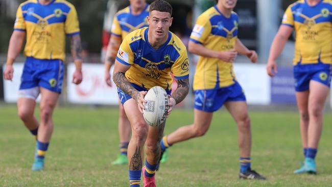 Justin Jones probes for a gap. Picture: Steve Montgomery/Ourfootyteam